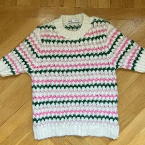 Söt stickad topp från Zara - Stickad topp från zara j storlek S passar också xs. Knappt använd. 