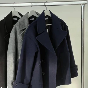 Kappa - design by si kappa i färgen navy. Säljer då jag köpt en ny kappa.  Kom privat för egna bilder