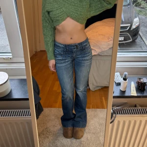 Lågmidjade jeans  - sååå snygga lågmidjade jeans! bootcut och såå snygga detaljer! skulle säga att dem passar stl 36! midjemått 38 innerbenslängden 82! skriv om du har frågor!💋❤️