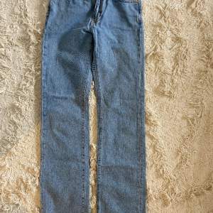 Ljusblåa populära low straight jeans från bik bok. W 24, L 32 (innerbenslängden 81cm).
