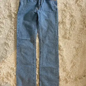 Ljusblåa populära low straight jeans från bik bok. W 24, L 32 (innerbenslängden 81cm).