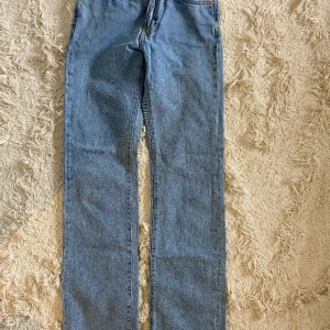 Jeans från bik bok - Ljusblåa populära low straight jeans från bik bok. W 24, L 32 (innerbenslängden 81cm).