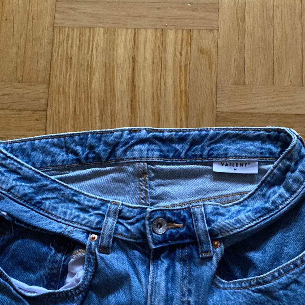 Ett par schyssta jeans från Vailent, inga fläckar och inga skador, använda några gånger. Nypris 700kr. Mått: Midja i cm: 80 Innersöm i cm: 68 Benöppning i cm: 17 . Jeans & Byxor.