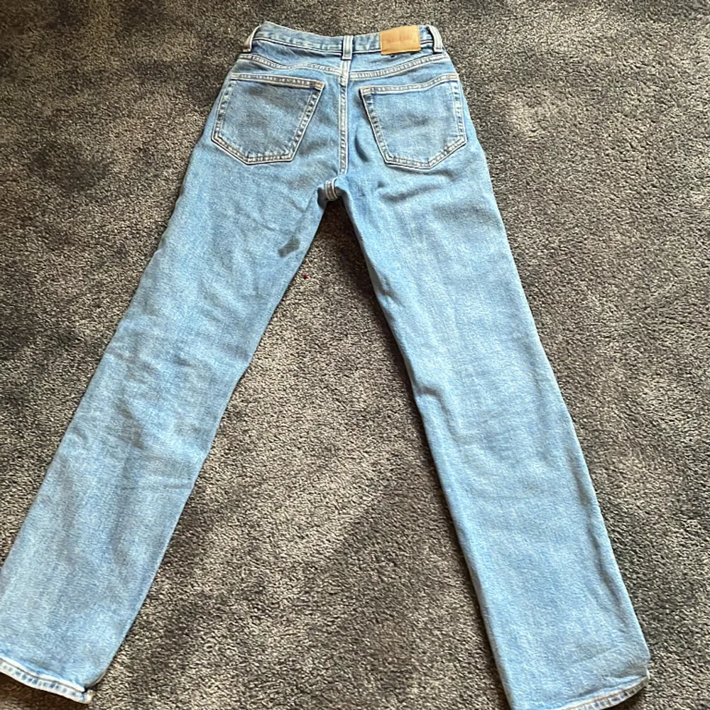 Ett par supersnygga ljusblå jeans från weekday som knappt är använda. Modellen är twig och de är i storlek W24/ L30.. Farkut & Housut.