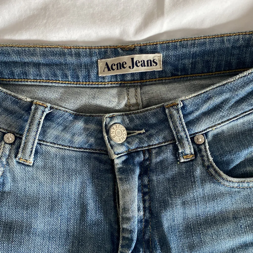 Sälja mina Acne jeans som tyvärr är för små! Vet inte vad storleken är men innerbenet är 82 cm och midjemåttet är ca 38 cm rakt över.  Jeansen är använda men fortfarande i ett otroligt bra skick, därav priset.✨✨ Buda buda buda!!!!. Jeans & Byxor.