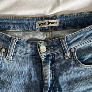 Sälja mina Acne jeans som tyvärr är för små! Vet inte vad storleken är men innerbenet är 82 cm och midjemåttet är ca 38 cm rakt över.  Jeansen är använda men fortfarande i ett otroligt bra skick, därav priset.✨✨ Buda buda buda!!!!