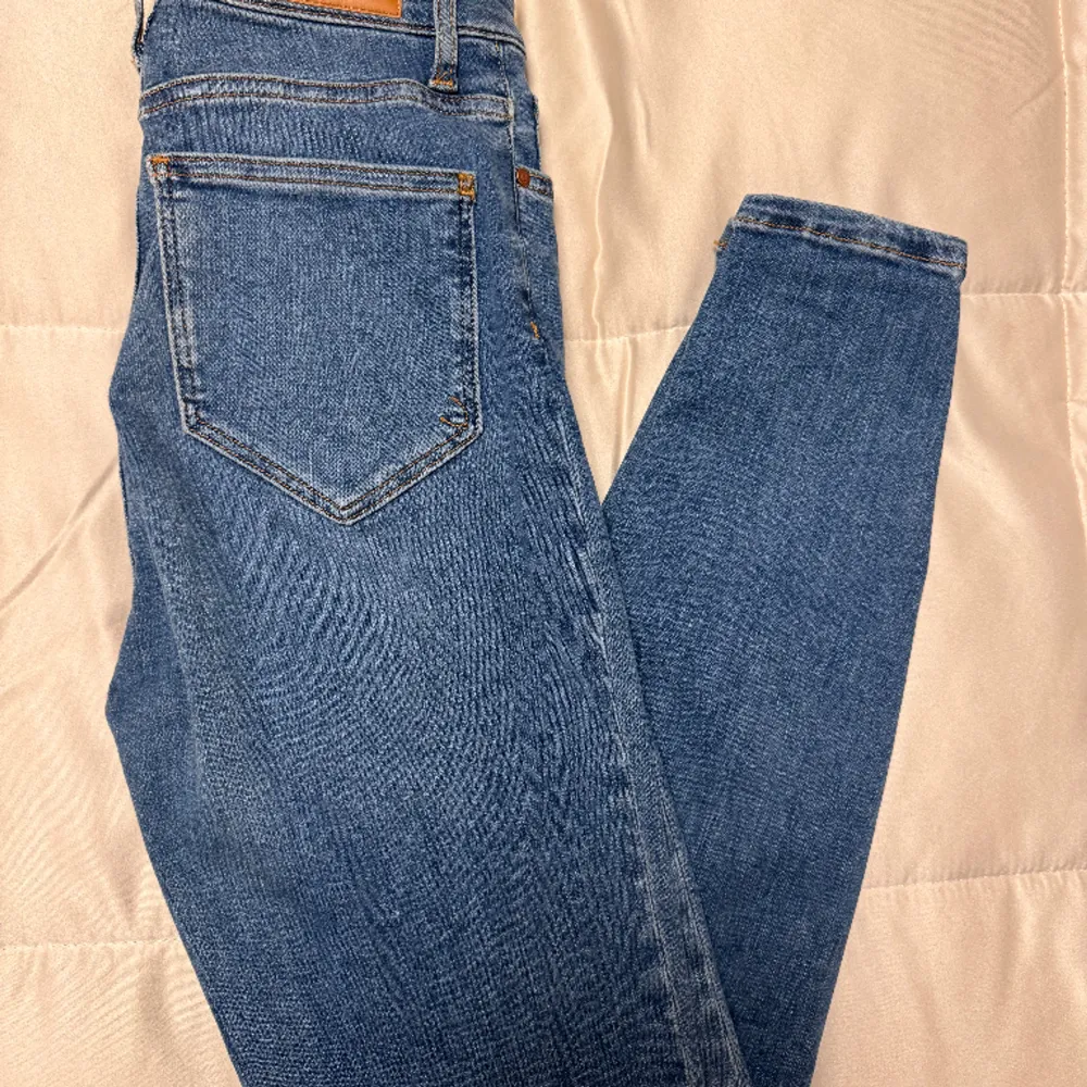 Bikbok Peachy high waist ankle lenght strl S (Nya). Jeans & Byxor.