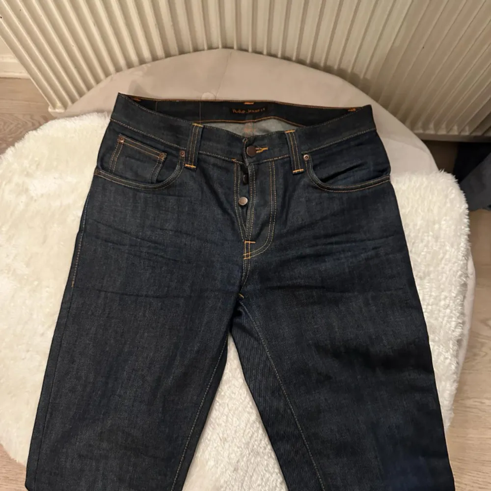 Ett par feta nudie jeans som är helt fläckfria.   Skick:10/10 helt nya.  Storlek: W31L34 modell: Grim Tim.  Färg-mörkblå. Nypris 1600kr    . Jeans & Byxor.
