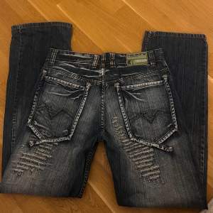 Straight fishbone jeans  Mått | waist 31 length 32 Innerbenslängd: 76cm Midjemått: 38cm I bra skick men kommer inte till användning 🌏💡 