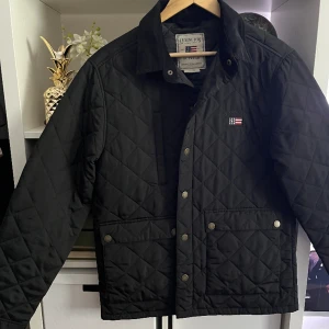 Lexington jacka, storlek L - Jacka från lexington i storlek L, den är superfint skick och inget tecken på slitage eller liknande.