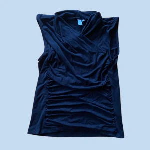 svart fest topp  - svart topp i ett väldigt stretchigt material. kontakta gärna vid frågor💕