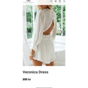 En vit fin klänning som skulle vara perfekt till studenten eller som sommarklänning💕 helt oanvänd med lapp kvar. Som ny kosta den 899