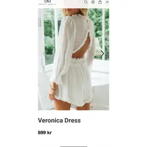 En vit fin klänning som skulle vara perfekt till studenten eller som sommarklänning💕 helt oanvänd med lapp kvar. Som ny kosta den 899