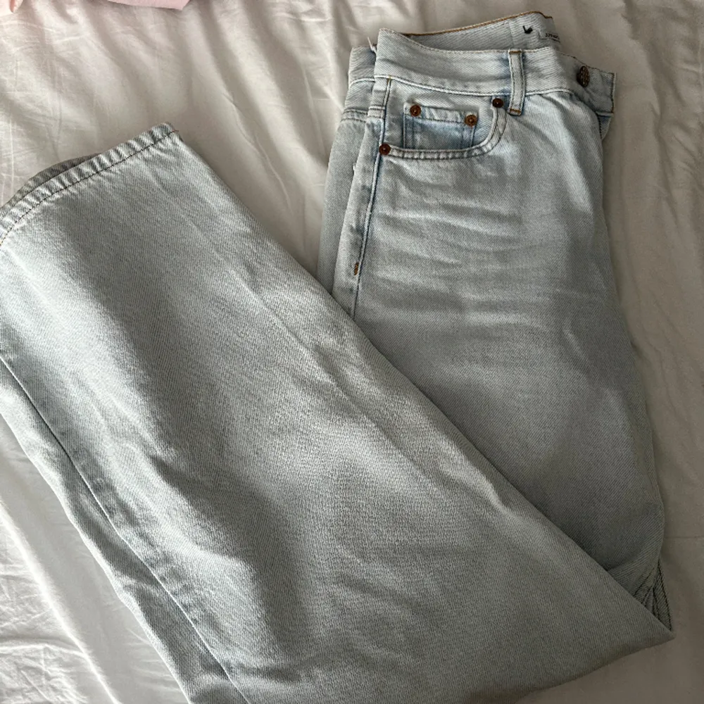 Snygga utsvängda jeans från junkyard. Säljer pga att de är för små. Knappt använda.. Jeans & Byxor.