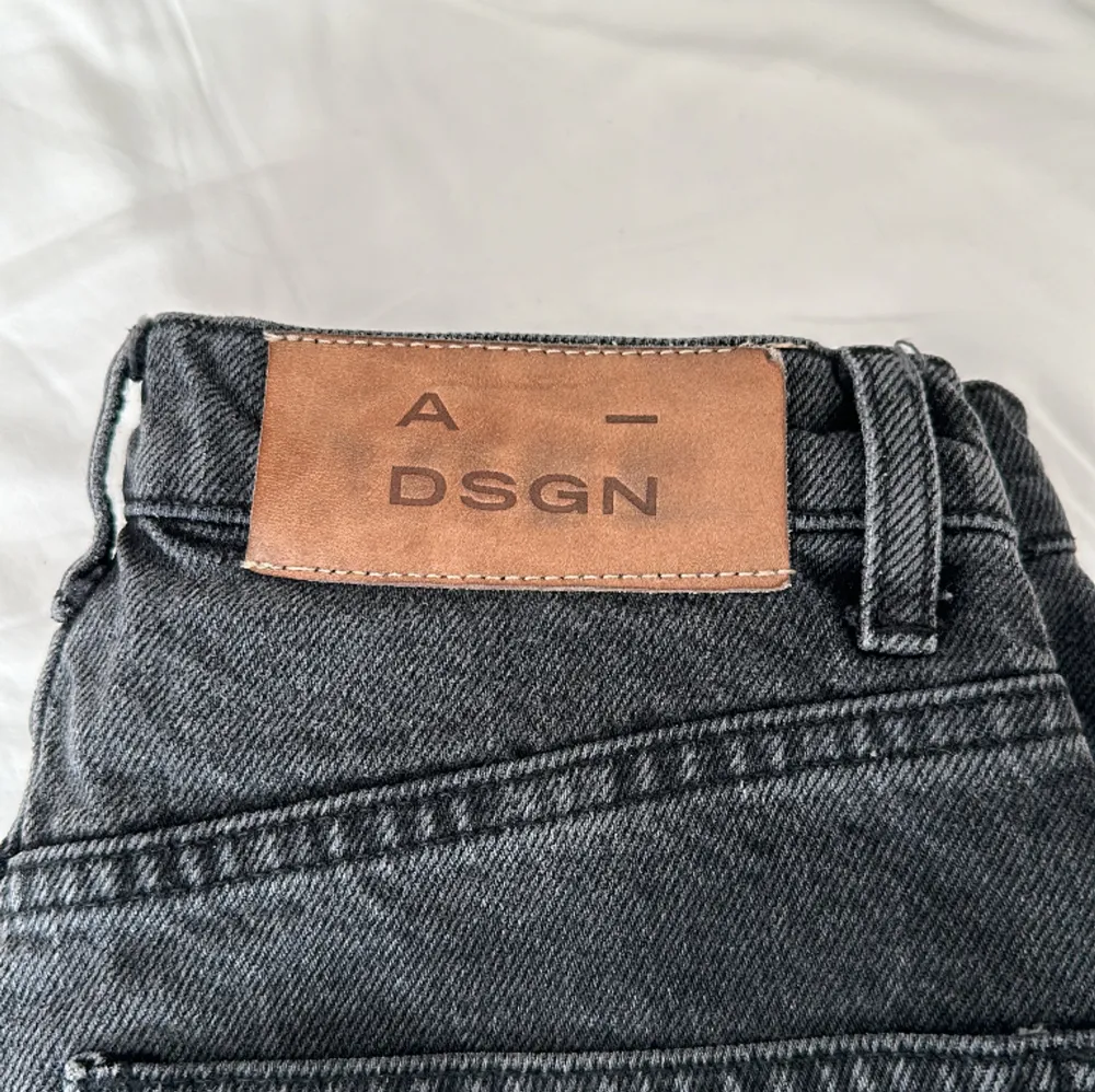 Snygga raka mörkgråa jeans med medelhög midja från A-dsgn. Säljer pga att de är för små för mig nu. Är 162,5 och de är bra längd på mig.. Jeans & Byxor.