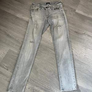 Snygga o sköna jeans som är perfekta till sommaren för dom är slitna,köpte dom så riktigt snygga jeans