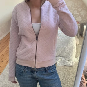 Kofta - Jättegullig och fin ljus rosa kofta som passar perfekt nu till våren💕💕