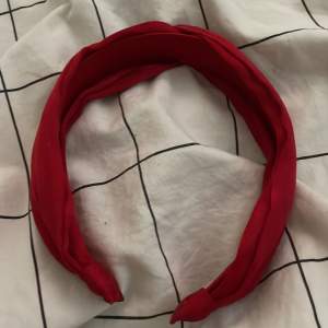 Ett gulligt rött hårband som inte blivit använd