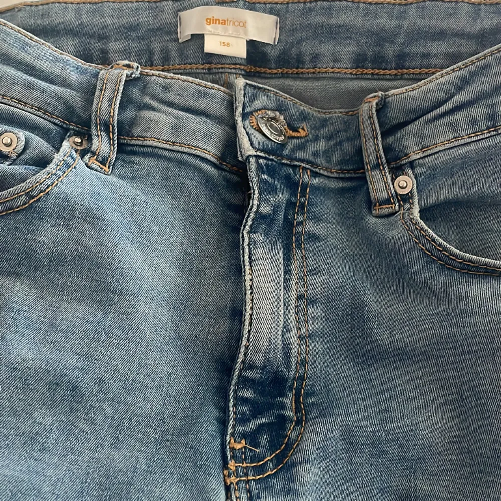 Säljer dessa super fina lågmidjade jeansen från Gina Young dom är i storleken 158🥰. Jeans & Byxor.