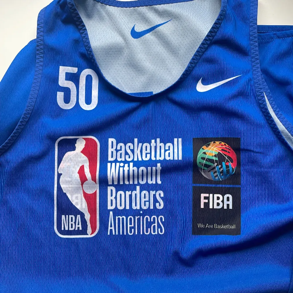 Detta är ett linne från NBAs och Fibas läger. Skriv om du är intresserad: . Hoodies.