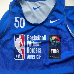 Detta är ett linne från NBAs och Fibas läger. Skriv om du är intresserad: 