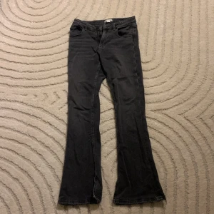 Gina tricot jeans Lågmidjade jätte anygga - Lågmidjade jätte snygga gråa jeans säljer då de är för korta på mig som är 165