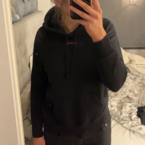 Levis hoodie - Levis hoodie. Säljer då jag inte använder. Pris går att diskuteras!