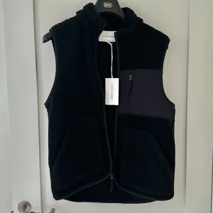 A Day’s March fleece väst - Väldigt schysst och skön fleeceväst från A Day’s March i storlek M. Inte använd, tags kvar.