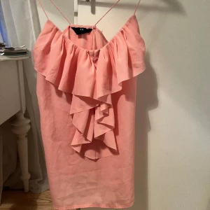 Volangtopp  - Jag säljer denna rosa volangtopp! Den är storlek 40 men väldigt liten i storleken så den passar storlek 36 ungefär. Väldigt bra skick. 