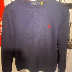 Raffe sweatshirt  - Säljer denna tvär feta raffe sweatshirten då den är för liten för mig, skick 9/10. Ordinarie pris 1995kr, mitt pris 599kr!
