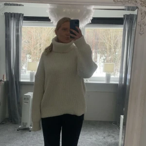 Stickad med polo - Jätte fin och bekväm stickad tröja med polokrage, säger då jag inte tycker att jag passar i polo! Använt ett fåtal gånger⚡️💕