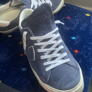 Philippe Model skor  - Köpte nyss på kicksnstuff men dem var lite små märkte jag efteråt dem är använda ungefär 3-4 dgr dem är helt slutsålda på kicks and stuff också.