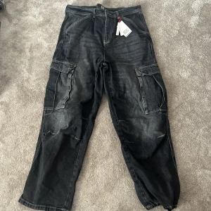 UO BDG cargo jeans - Oanvända, fick fel storlek efter en massa strul med Urban Outfitters, så slutade försöka köpa rätt
