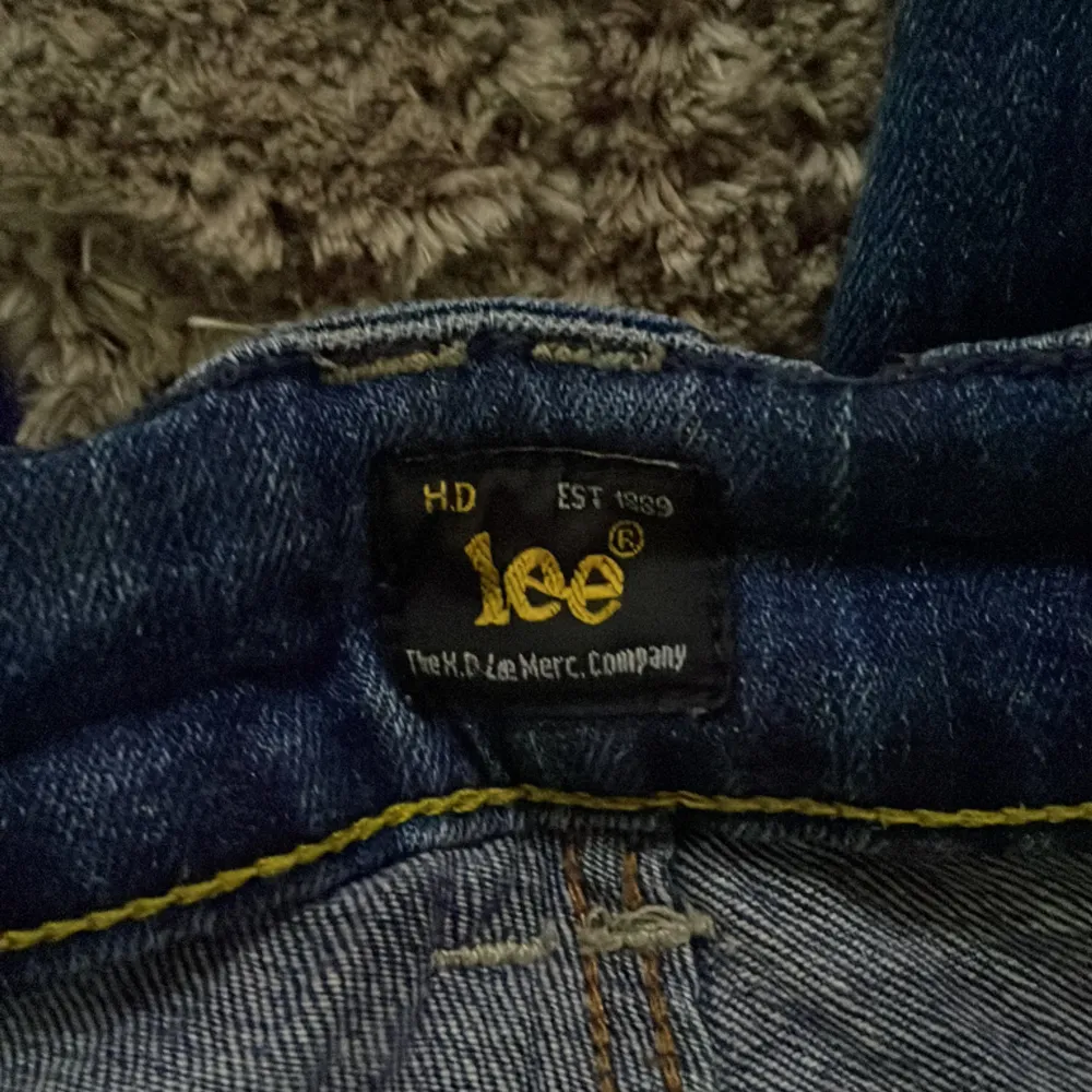 Säljer mörkblåa Lee jeans som inte kommer till användning pågrund utav att de är för stora för jag köpte fel storlek💗💗. Jeans & Byxor.