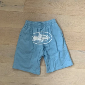 Corteiz shorts - Säljer nu dessa corteiz shorts som ej passade mig😀 de är perfekta till sommaren och sitter imellan S-M✅ obs ej äkta bara att höra av er vid flera funderingar😀