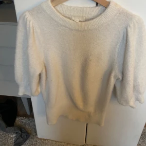 Vit stickad tre kvarts ärmad tröja - Jätte fin stickad trekvarts ärmad tröja ifrån hm! Säljer då den ej kommer till användning💕
