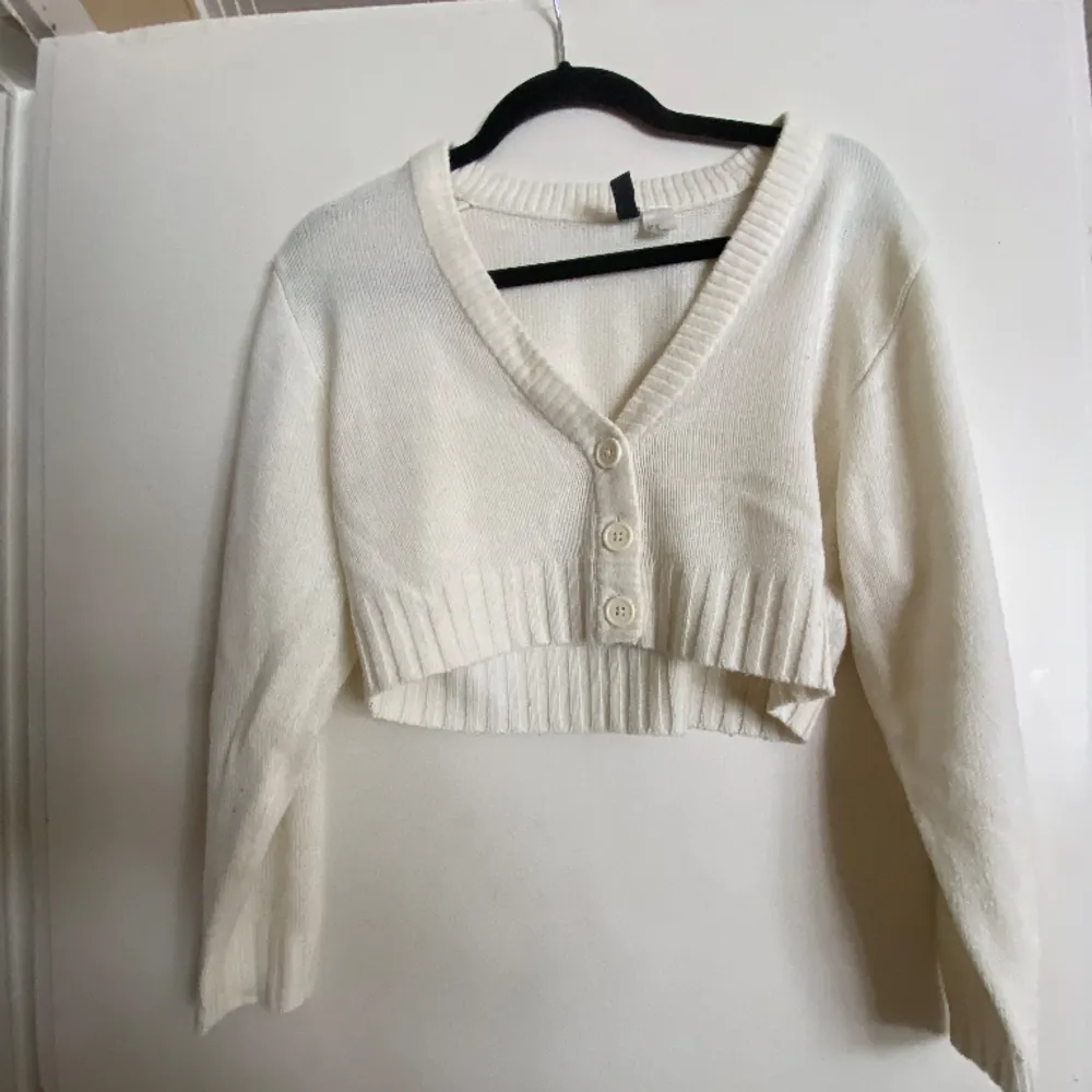 En tröja från H&M som jag inte använder längre✨ Kan skicka fler bilder om någon är intresserad!. Tröjor & Koftor.