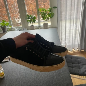 Lanvins - Säljer ett par lanvins. Bra skick och sulan på skon är vitare i verkligheten. Box finns tyvärr inte.