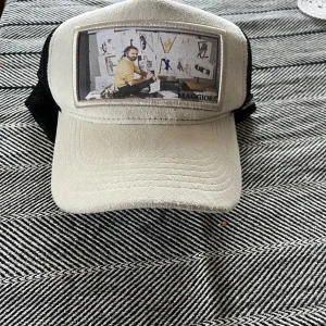 Velvet keps maggiore  - Säljer nu min maggiore keps! Riktigt bra skick. Helt limiterad keps som inte säljs längre. Box och dustbag tillkommer. Nypris 800kr. Mitt pris 299.  Skriv om ni har frågor eller funderingar!