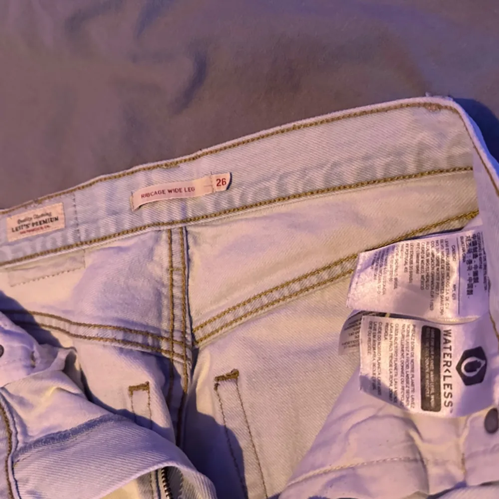 Mycket fina ljusblåa Levi’s jeans men liiite korta för min smak Tror längden är 30 Storlek 26   Original pris 1300kr. Jeans & Byxor.
