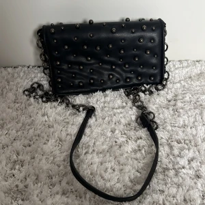 Zara väska - Väska från zara med silvriga pärlor på. Använd fåtal gånger och har inga defekter.