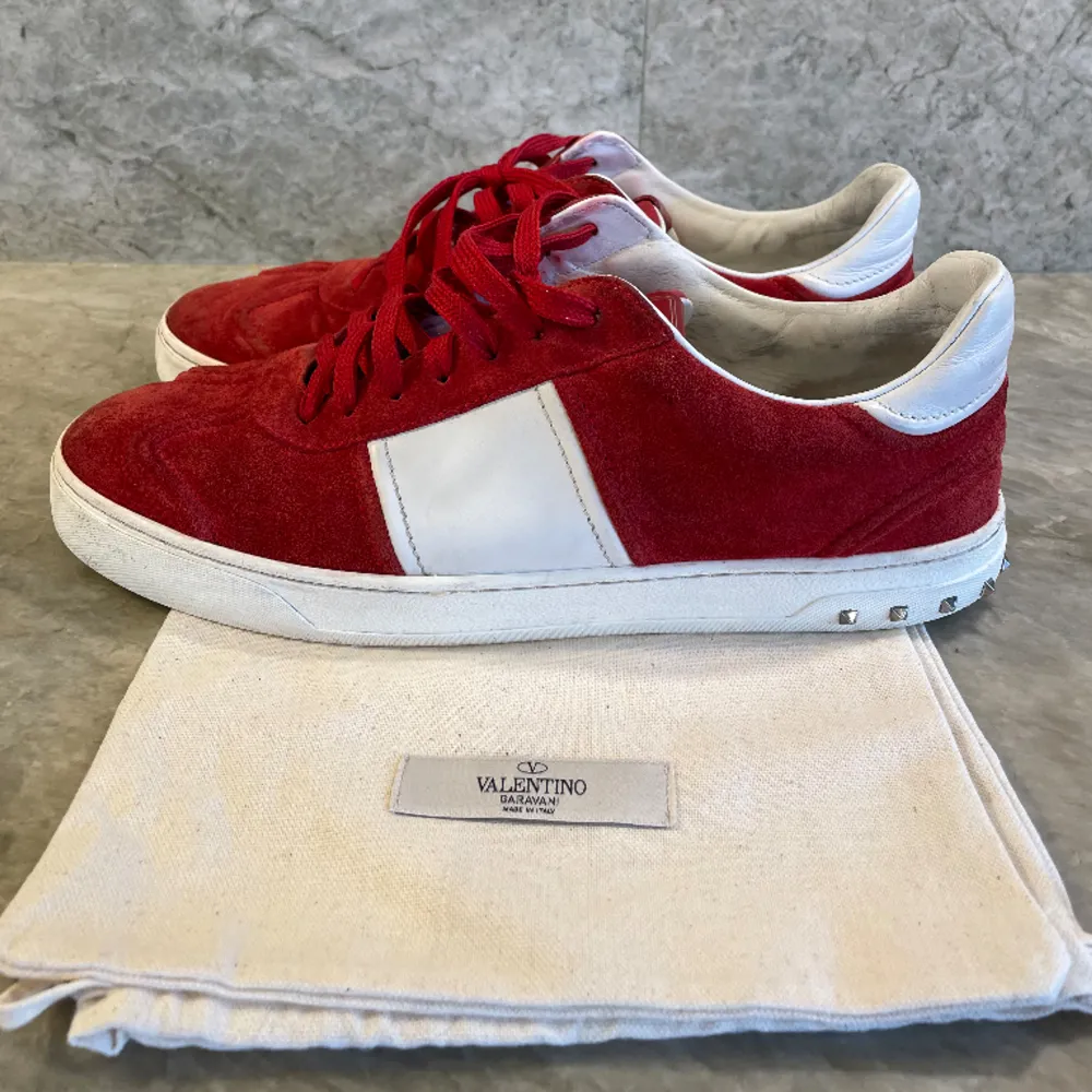 Säljer nu dessa röda Valentino Flycrews i storlek 44 🔴 | skorna är sparsamt använda och det fattas två nitar 🔴| med skorna medkommer dustbag 🔴| Skriv vid minsta lilla fråga 🔴|. Skor.