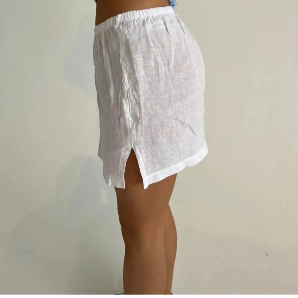 Säljer en oanvänd vit linne kjol från designbysi i storlek xs/s💕💕. Kjolar.