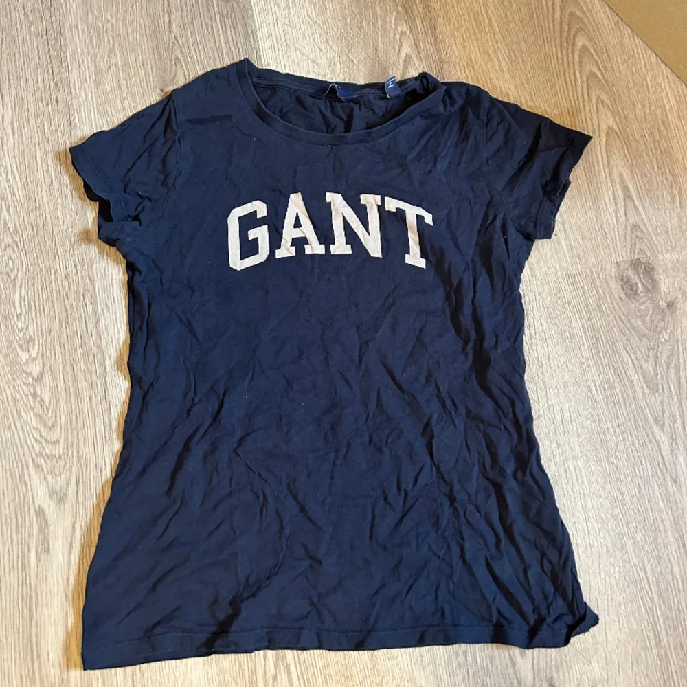 Gant tshirt i Xs. I begagnat skick därför billigt pris 🖤 köp via köp nu. T-shirts.