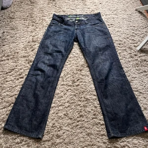 Lågmidjade jeans - Jättefina lågmidjade jeans från märket Edc by Esprit:) Storlek 30/regular🙏🏼 Midjemått: 44 cm rakt över Innerbenslängd: 79 cm Total längd: 104 cm