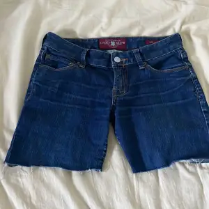 Säljer dessa jätte snygga jeans shorts som jag inte använder längre! Man kan vika in dem så dem blir kortare eller så kan man sy upp dem! Köpte dem för 300kr och dem är nya och jätte bra skick!  