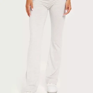 yogapants - hej jag säljer dessa ljusgråa yogapants i strlk S, från nelly. com orginalpris 300kr. jättefina casual byxor som kan användas överallt💕