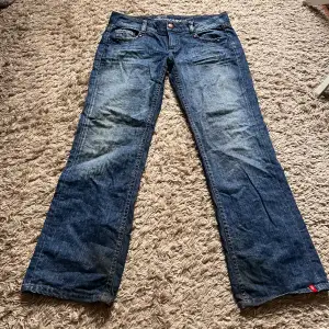 Jättefina lågmidjade jeans från märket edc by Esprit:) storleken som står på lappen är 35/34🙏🏼 Midjemått: 47 cm rakt över Innerbenslängd: 84 cm
