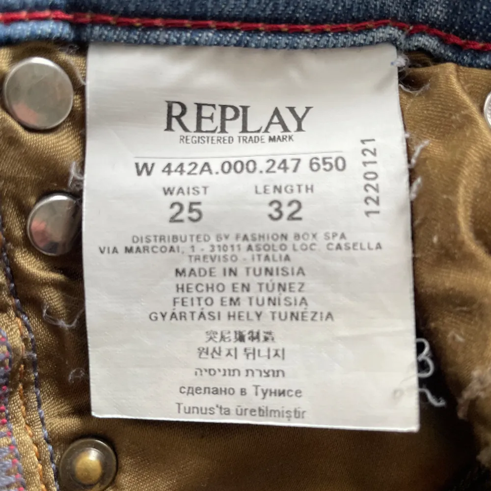 Replay jeans lågmidjade i bra skick, köpt begagnat men har själv knappt använt😊 som referens är jag 162cm och är perfekt längd för mig 👑. Jeans & Byxor.