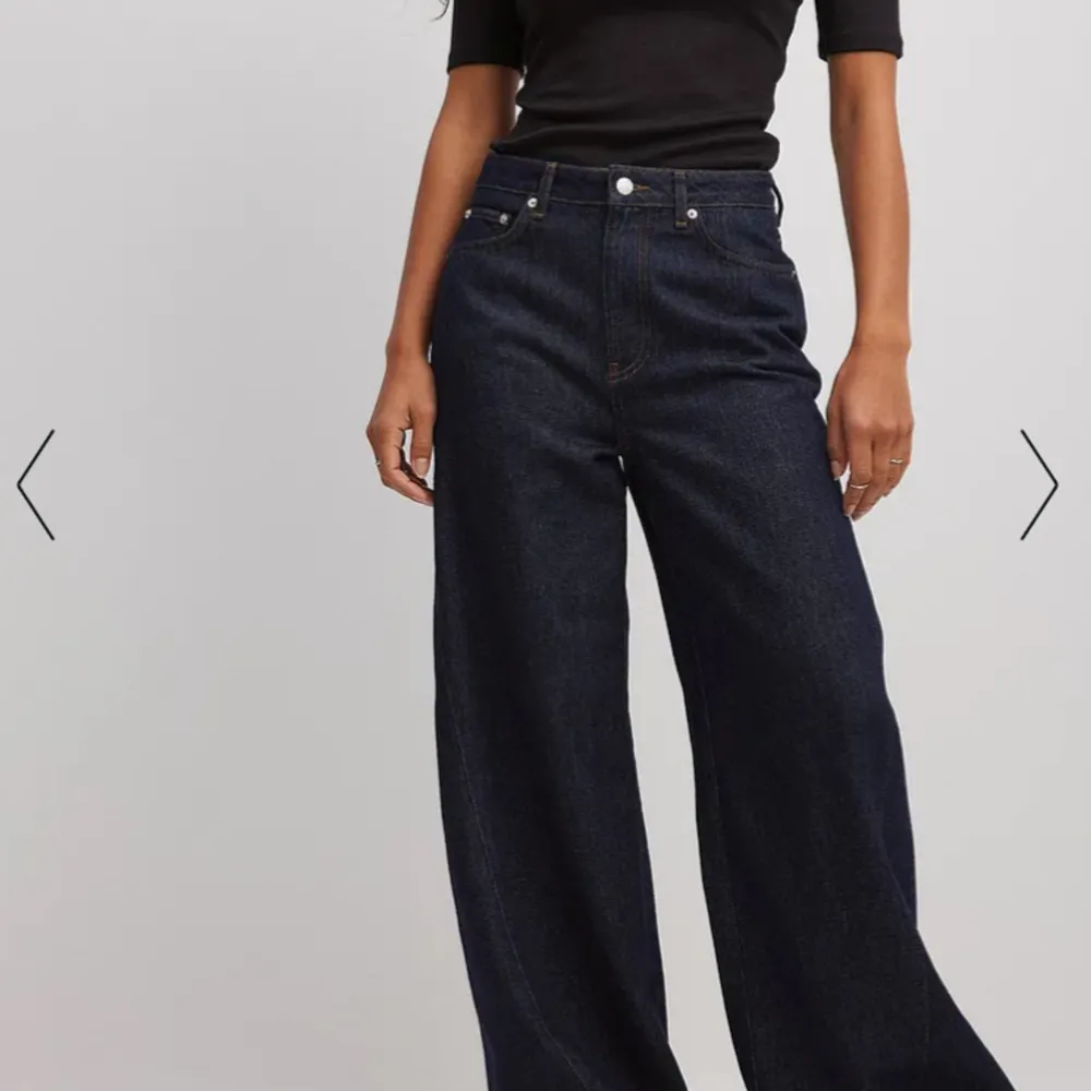 jättesnygga vida mörkblåa NA-KD jeans som jag tyvärr inte får använt OBS bilderna är från deras hemsida, fråga om du vill ha mått/fler bilder aldrig använda. Jeans & Byxor.